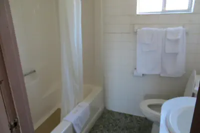 Photo 3 - Redwood Inn