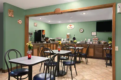 Photo 5 - Super 8 by Wyndham Russellville