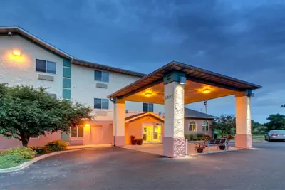 Photo 5 - Baymont by Wyndham Galesburg