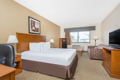 Photo 3 - Days Inn by Wyndham Phenix City Near Fort Benning