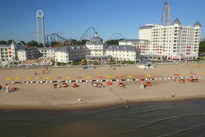 Photo 2 - Cedar Point Hotel Breakers