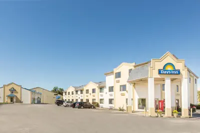 Photo 2 - Days Inn by Wyndham Effingham