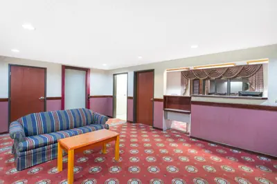 Photo 4 - Days Inn by Wyndham Effingham