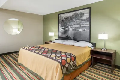 Photo 5 - Super 8 by Wyndham Bloomington Normal