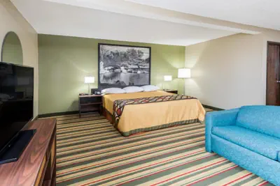 Photo 4 - Super 8 by Wyndham Bloomington Normal