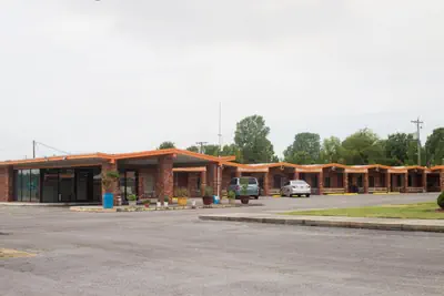 Photo 2 - OYO Hickory House Inn