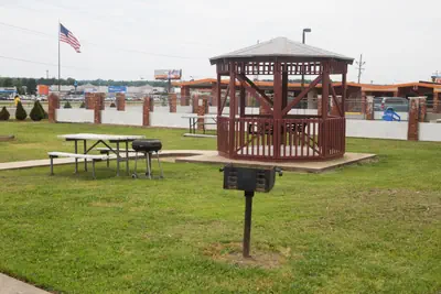 Photo 4 - OYO Hickory House Inn