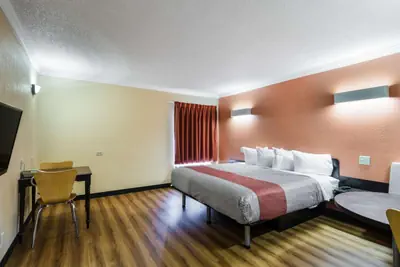 Photo 2 - Motel 6-Libertyville, IL