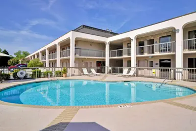 Photo 2 - Baymont by Wyndham Fayetteville