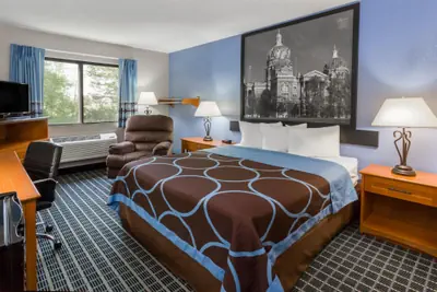 Photo 2 - Super 8 by Wyndham Iowa City/Coralville