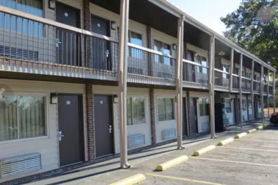 Photo 5 - Redwood Inn