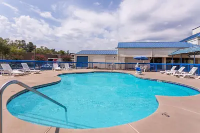Photo 2 - Howard Johnson by Wyndham Commerce GA