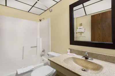 Photo 5 - Travelodge by Wyndham Loveland/Fort Collins Area