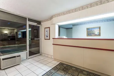Photo 5 - Super 8 by Wyndham Commerce