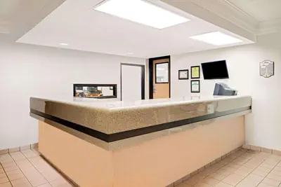 Photo 2 - Super 8 by Wyndham Metropolis