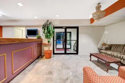 Photo 2 - Super 8 by Wyndham Dallas South