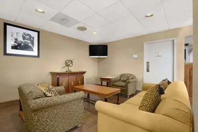Photo 2 - Super 8 by Wyndham Oxford