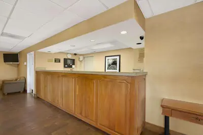 Photo 3 - Super 8 by Wyndham Oxford