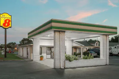 Photo 2 - Super 8 by Wyndham Sumter