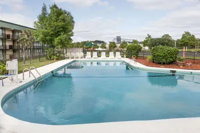 Photo 3 - Super 8 by Wyndham Valdosta Mall