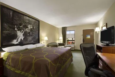 Photo 5 - Super 8 by Wyndham Calhoun