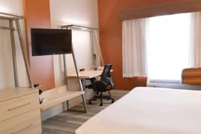Photo 2 - Holiday Inn Express Toledo-Oregon by IHG