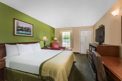 Photo 2 - Baymont by Wyndham Waycross