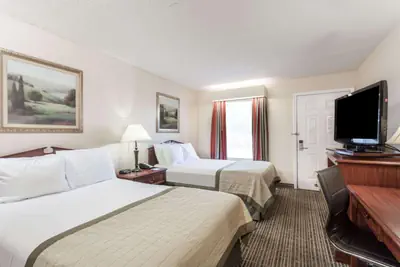 Photo 3 - Baymont by Wyndham Hickory