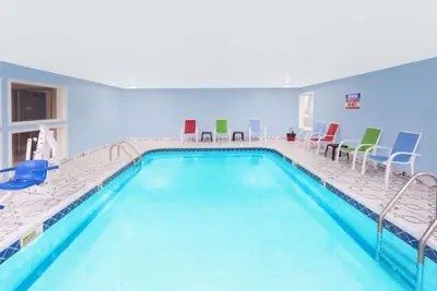 Photo 2 - Days Inn by Wyndham Springfield