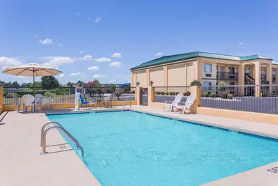 Photo 3 - Days Inn by Wyndham Byron