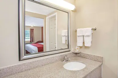 Photo 5 - Days Inn by Wyndham Canton