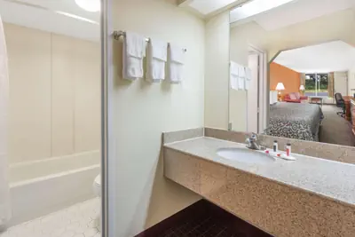 Photo 4 - Days Inn by Wyndham Orangeburg South
