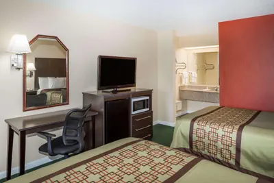 Photo 4 - Days Inn by Wyndham Enterprise