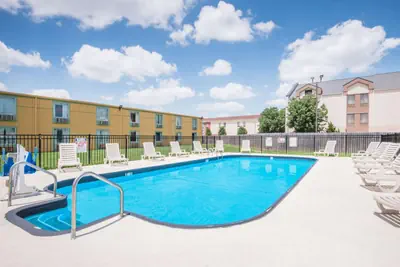 Photo 3 - Days Inn by Wyndham Joplin