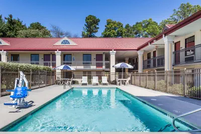 Photo 2 - Days Inn by Wyndham Dalton