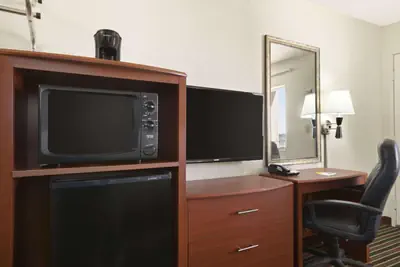 Photo 5 - Days Inn by Wyndham Champaign/Urbana