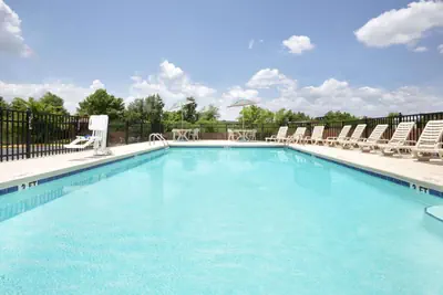 Photo 4 - Days Inn by Wyndham Columbus-North Fort Moore