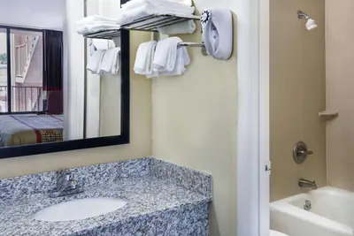Photo 5 - Days Inn by Wyndham Columbus-North Fort Moore