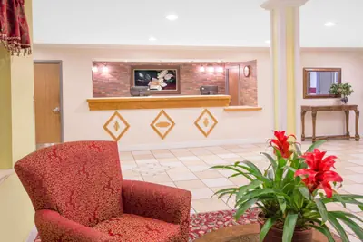 Photo 2 - Days Inn by Wyndham Lake Village