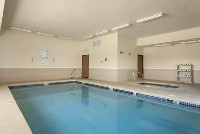 Photo 3 - Days Inn by Wyndham Jefferson City