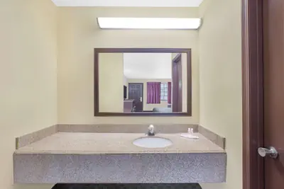 Photo 5 - Days Inn by Wyndham Fayetteville