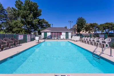 Photo 3 - Days Inn by Wyndham Simpsonville