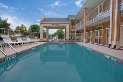 Photo 5 - Days Inn by Wyndham Marietta White Water