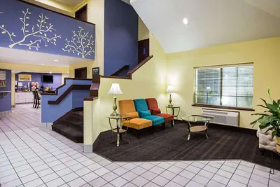 Photo 3 - Days Inn by Wyndham Blue Springs