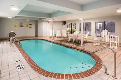 Photo 5 - Days Inn by Wyndham Blue Springs