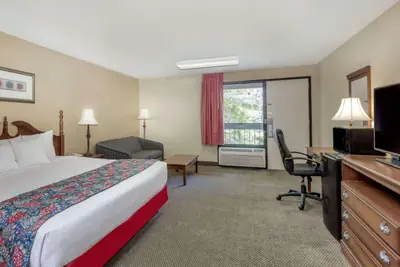 Photo 3 - Days Inn by Wyndham Hoover Birmingham