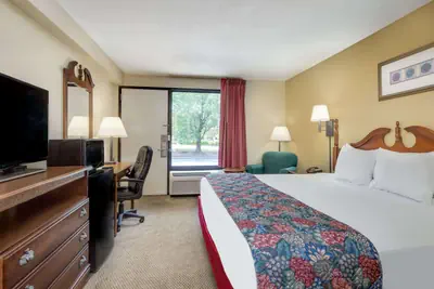 Photo 4 - Days Inn by Wyndham Hoover Birmingham