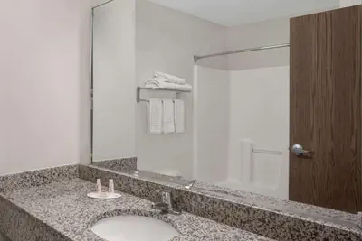 Photo 5 - Days Inn by Wyndham Greensboro NC