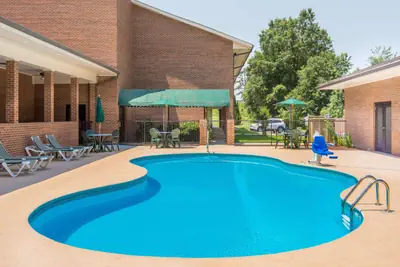 Photo 3 - Days Inn by Wyndham Lexington