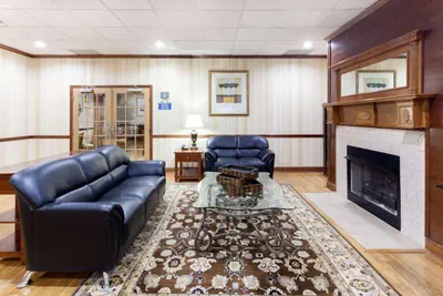 Photo 3 - Days Inn & Suites by Wyndham Tucker/Northlake